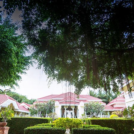 Wora Bura Hua Hin Resort & Spa Kültér fotó The main building of the university