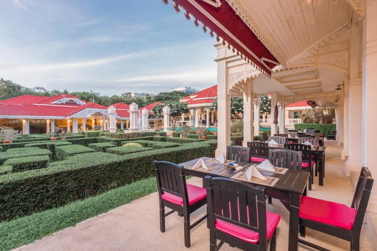 Wora Bura Hua Hin Resort & Spa Kültér fotó The Royal Barai