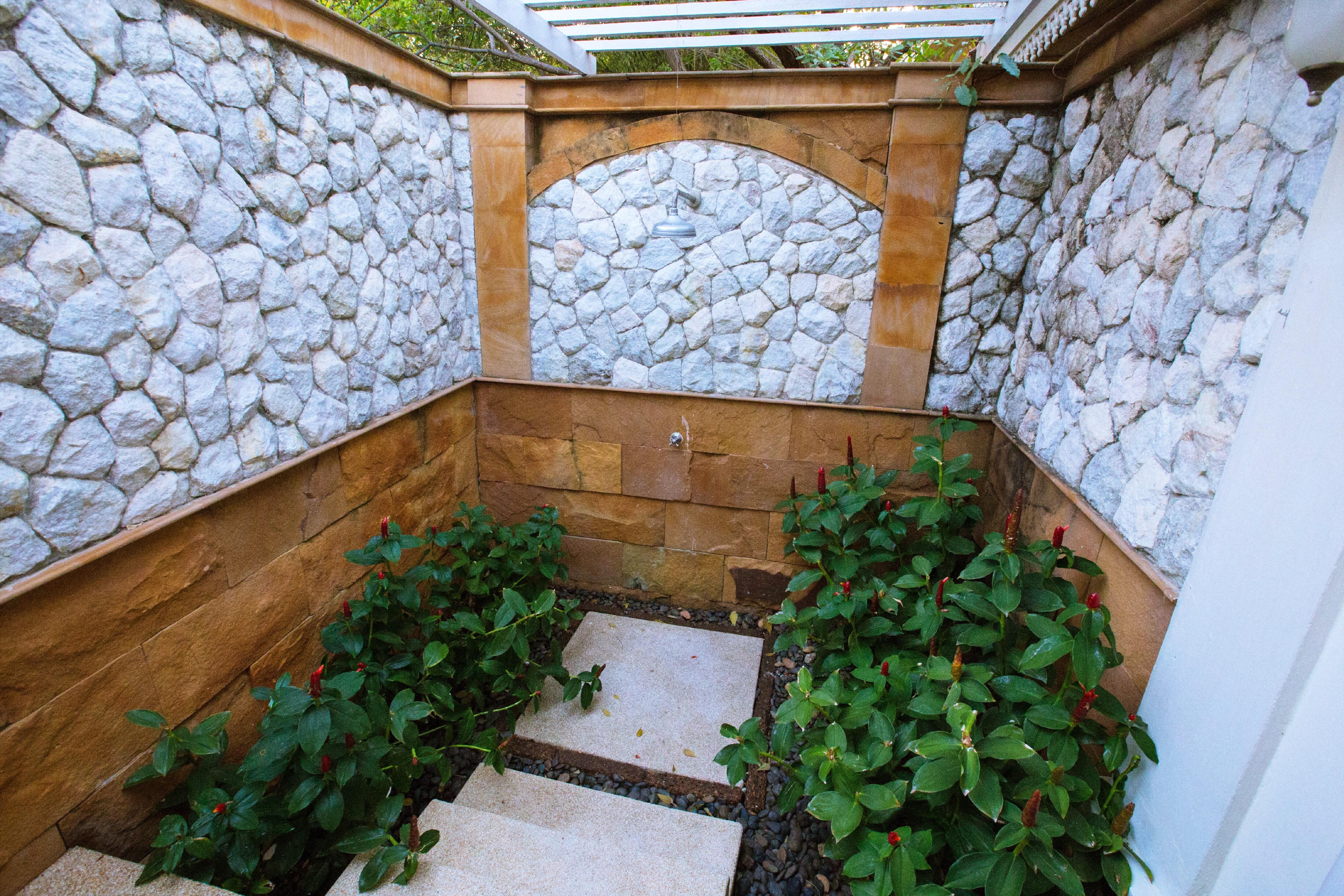 Wora Bura Hua Hin Resort & Spa Kültér fotó A small garden in a private home