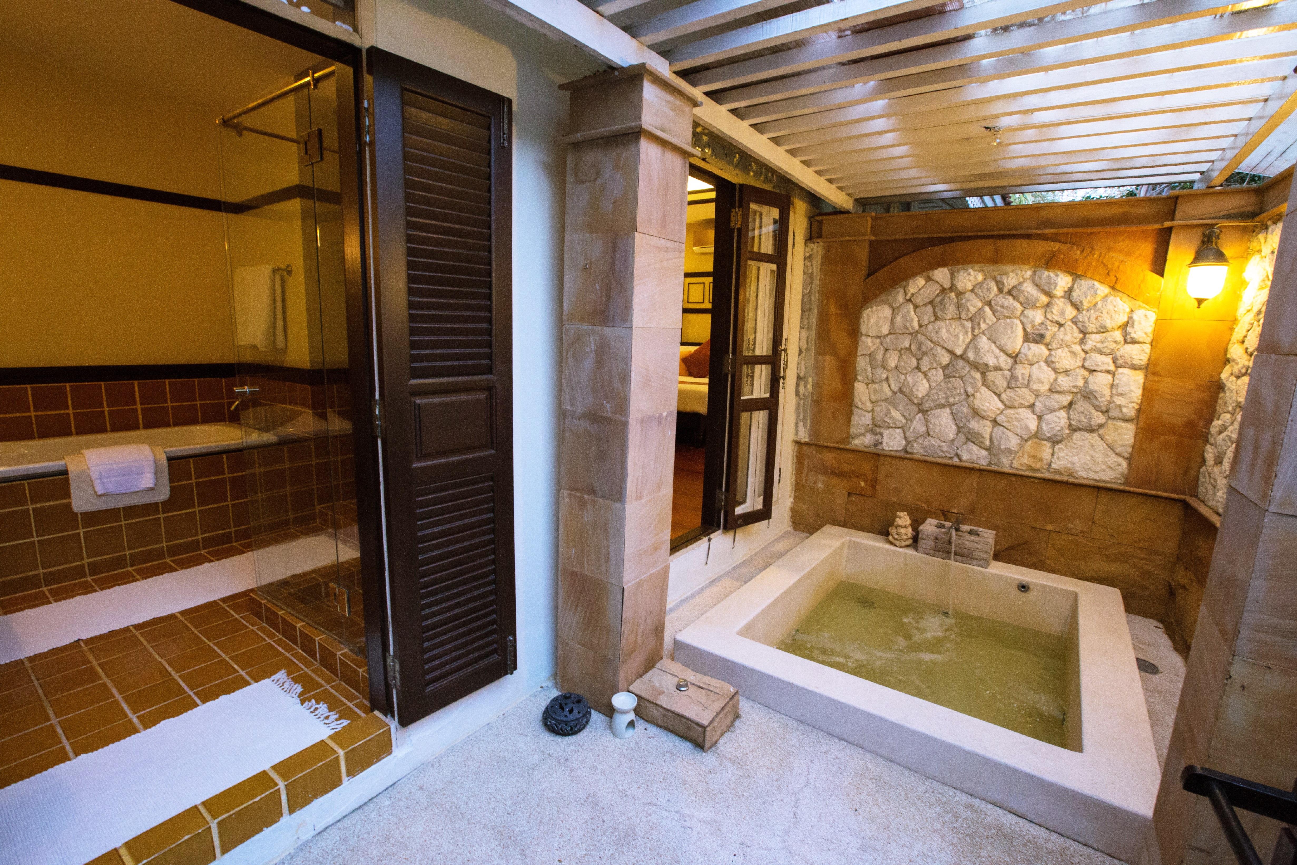 Wora Bura Hua Hin Resort & Spa Kültér fotó A modern Japanese bathroom with a traditional soaking tub