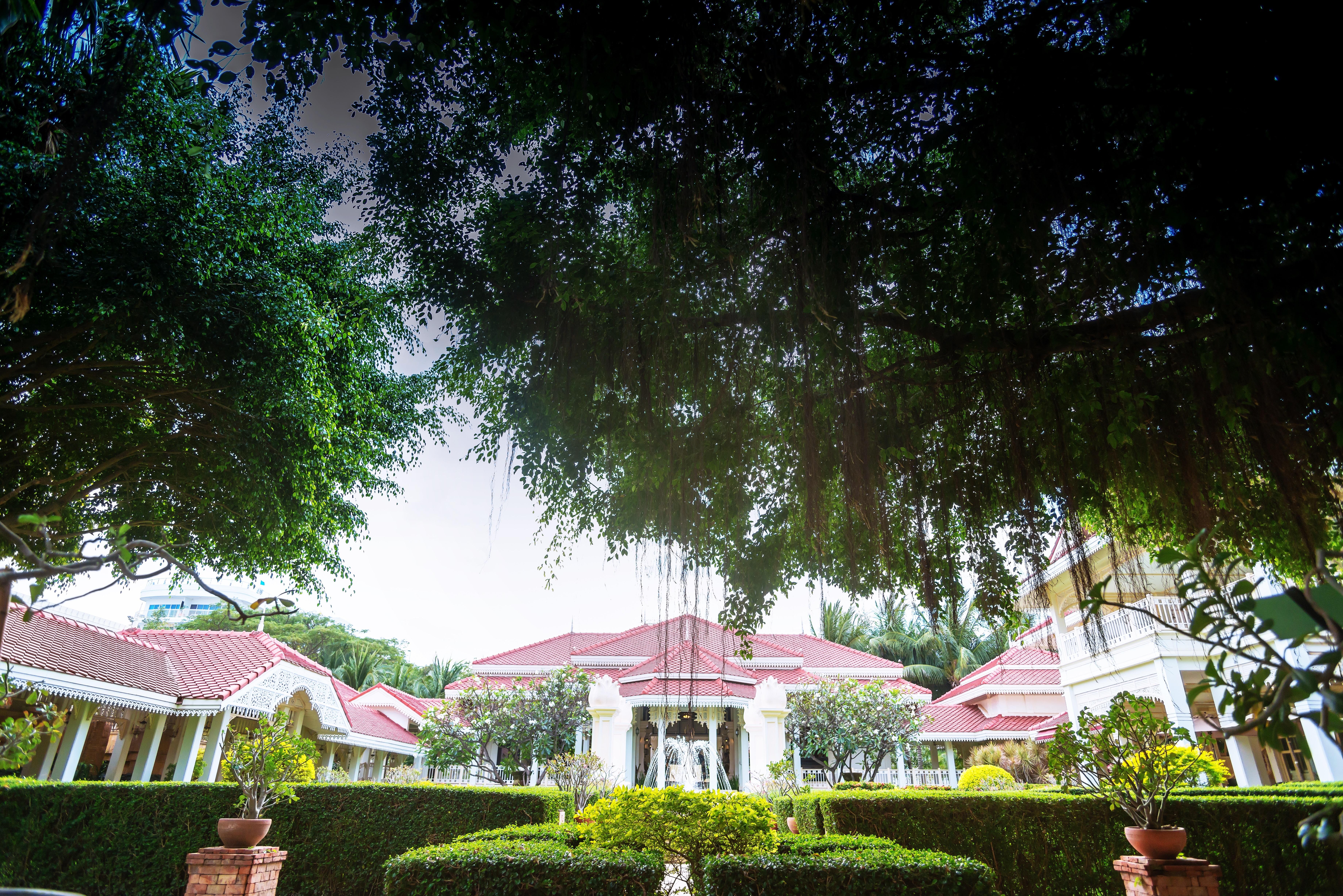 Wora Bura Hua Hin Resort & Spa Kültér fotó The main building of the university