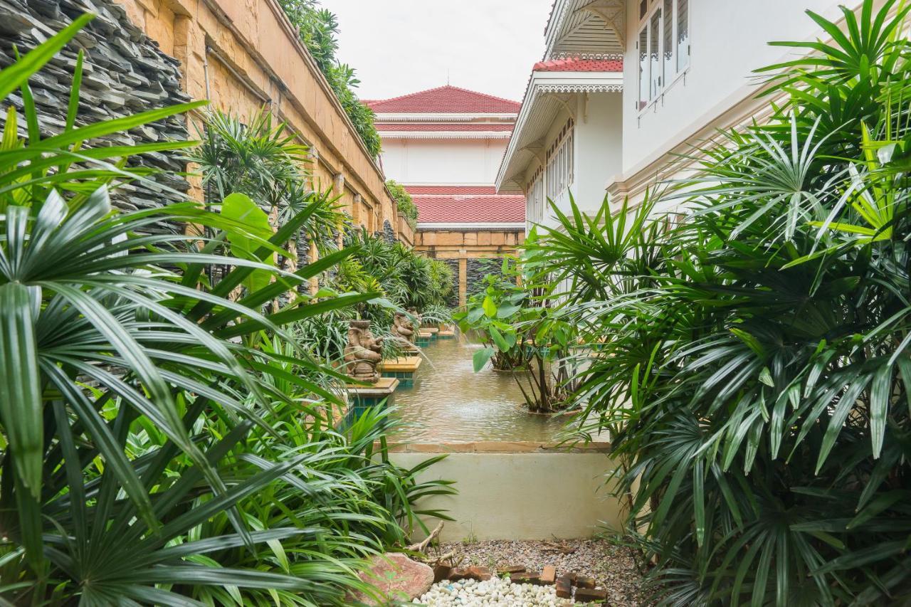 Wora Bura Hua Hin Resort & Spa Kültér fotó The garden of the hotel