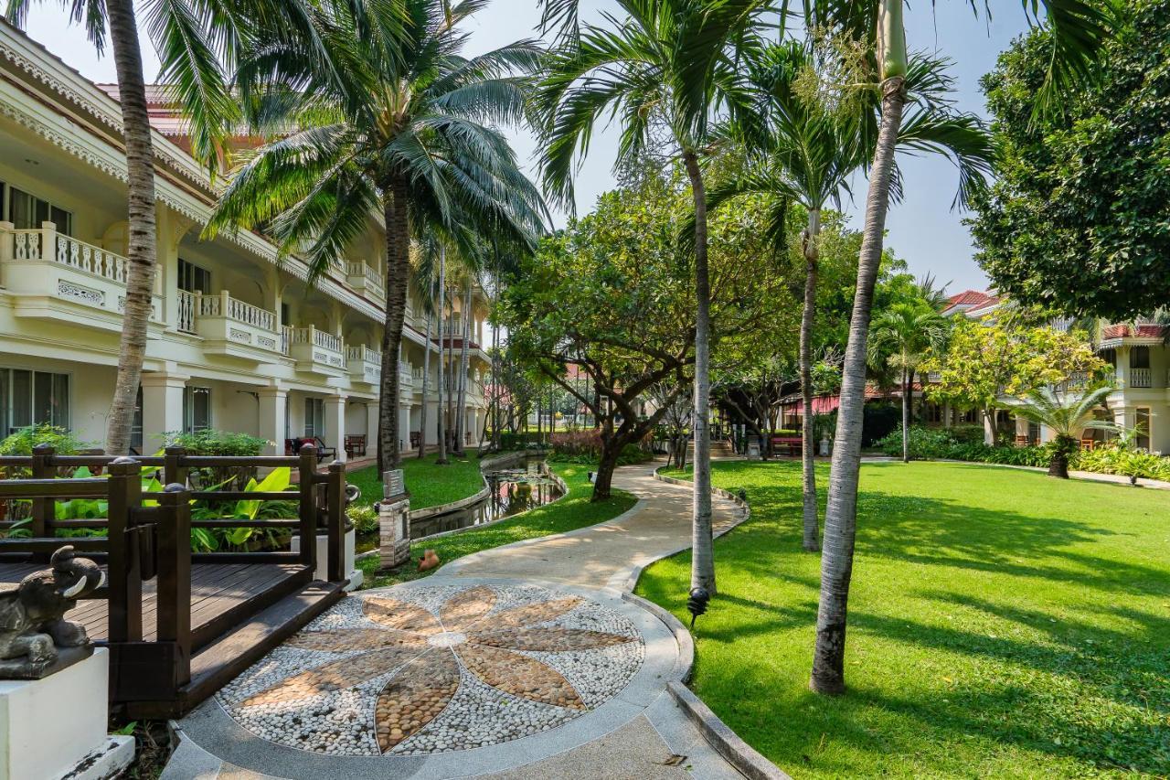 Wora Bura Hua Hin Resort & Spa Kültér fotó The Royal Paradise Hotel and Spa