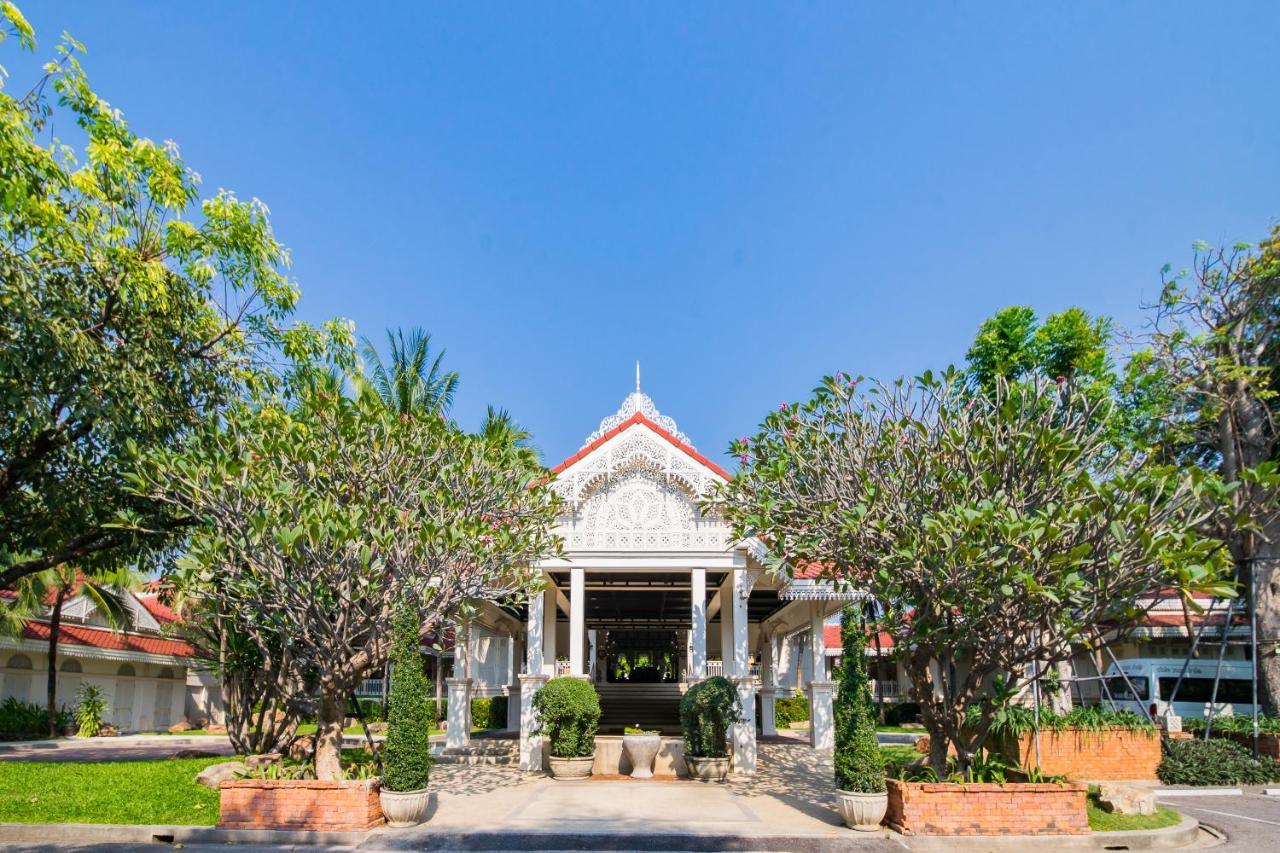 Wora Bura Hua Hin Resort & Spa Kültér fotó The main entrance of the university